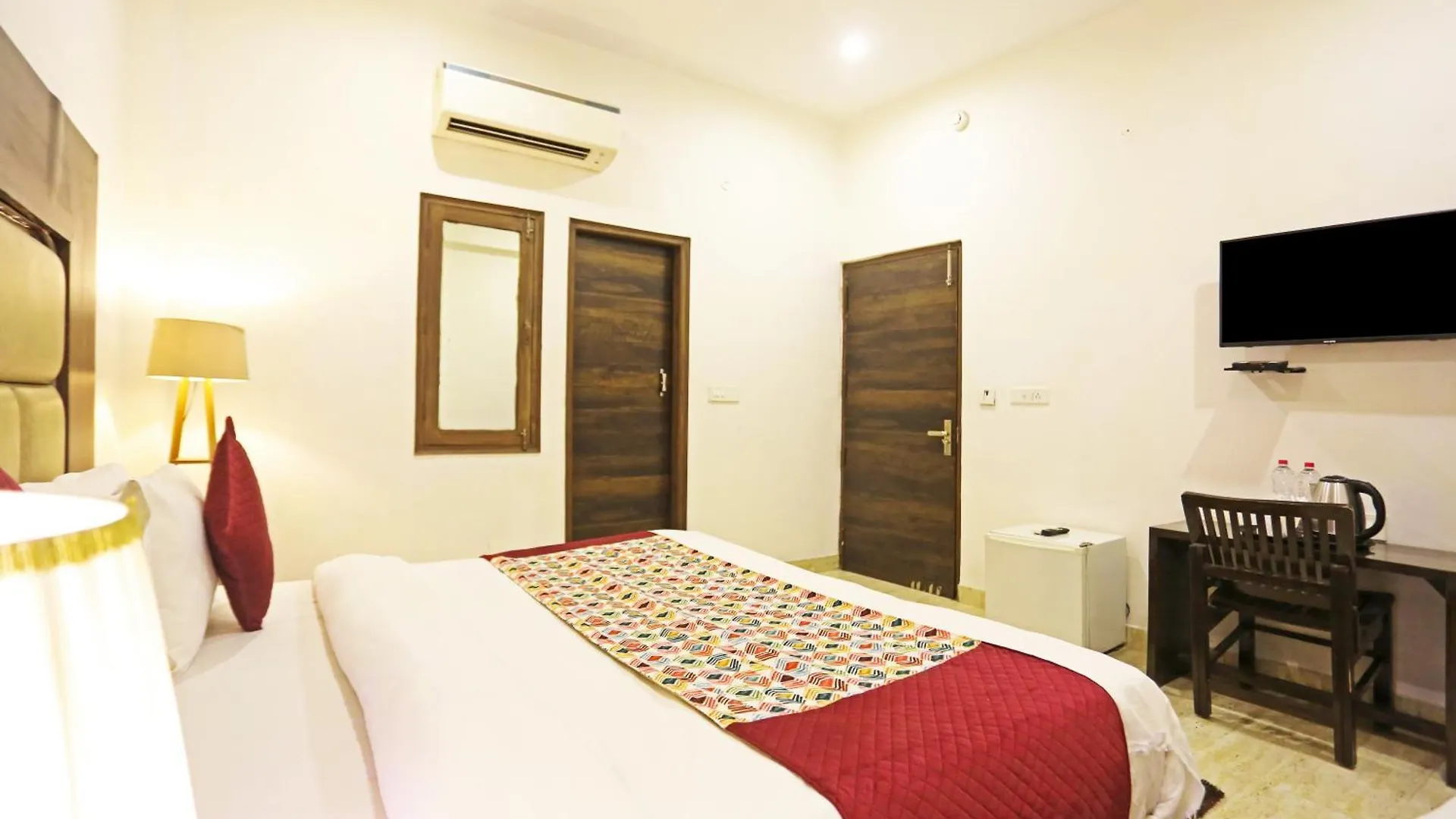Hotel The Kiara Near Delhi Airport New Delhi 3*,
